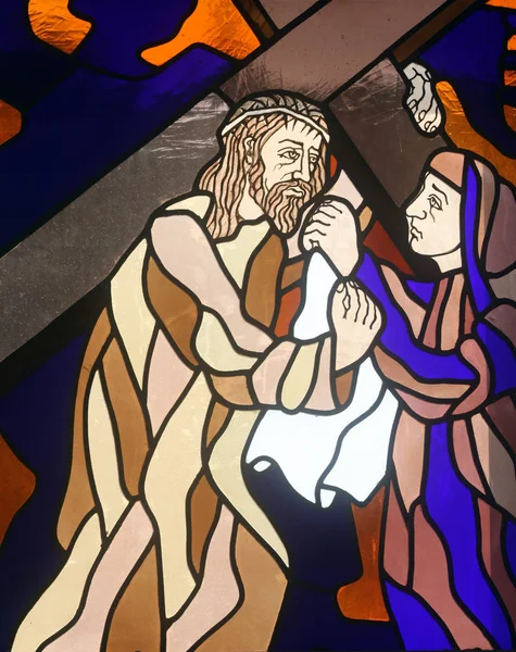 第六站的十字架 维罗妮卡擦拭耶稣的脸 彩绘玻璃窗口在圣约翰浸信会在克罗地亚里耶卡的教堂 — 图库照片