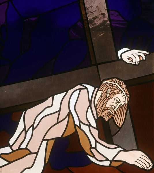 7-я Станция Креста, Иисус падает второй раз, стеклянное окно в церкви Святого Иоанна Баптиста в Риеке, Хорватия
