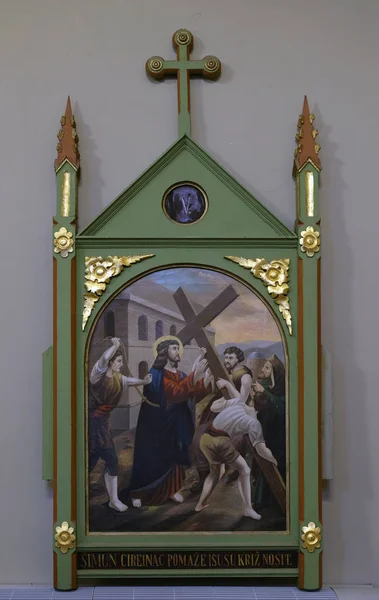 Станция Креста Симон Киренский Церковь Святого Матфея Штитаре Хорватия — стоковое фото