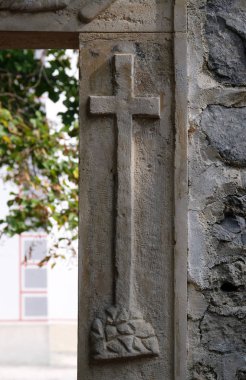 Giriş portal ile semboller Mesih'in Passion Şapel St. Wolfgang Vukovoj, Hırvatistan