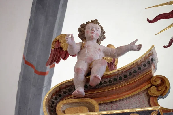 克罗地亚武科沃伊圣沃尔夫冈教堂主坛上的天使 — 图库照片