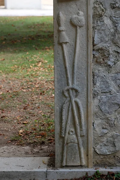 Portal Entrada Com Símbolos Paixão Cristo Capela Wolfgang Vukovoj Croácia — Fotografia de Stock