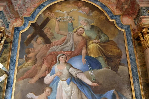 聖母マリアの戴冠 クロアチアのクレノフニクの聖三位一体教会の祭壇画 — ストック写真