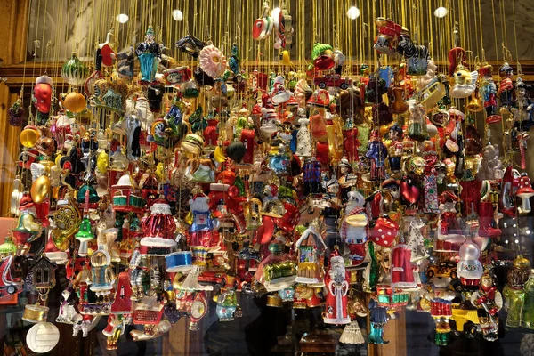 Stall Com Decorações Para Férias Inverno Tradicional Mercado Anual Natal — Fotografia de Stock