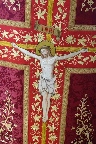 钉十字架 教堂法衣的细节 由圣保罗的慈善修女在萨格勒布做的 — 图库照片