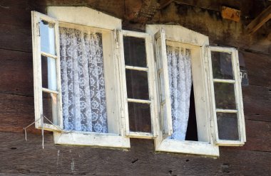 Köyün Krapje, Lonjsko Polje Doğa Parkı, Hırvatistan tipik ahşap evin üstünde pencere eşiği 