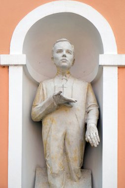 Mübarek Ivan Merz heykelin üzerine cephe katedral varsayım Varaždin, Hırvatistan