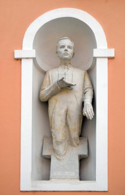Mübarek Ivan Merz heykelin üzerine cephe katedral varsayım Varaždin, Hırvatistan
