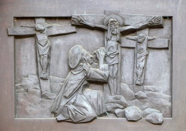 Mary Calvary altında çapraz, detay giriş kapısı Katedrali varsayım Varaždin, Hırvatistan 