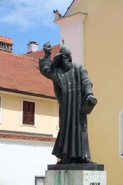 Nin Gregory, Saint John Baptist Kilisesi Varaždin, Hırvatistan önünde Nin Ortaçağ Hırvat Piskoposu heykeli 