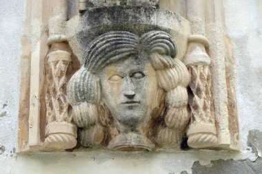 Varaždin, Hırvatistan'da eski bir binanın cephesinde bir kadının mascaron ile mimari detay