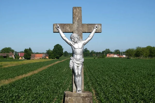 Scitarjevo クロアチアの十字架上のイエスの像とカトリックの路傍の神社 — ストック写真