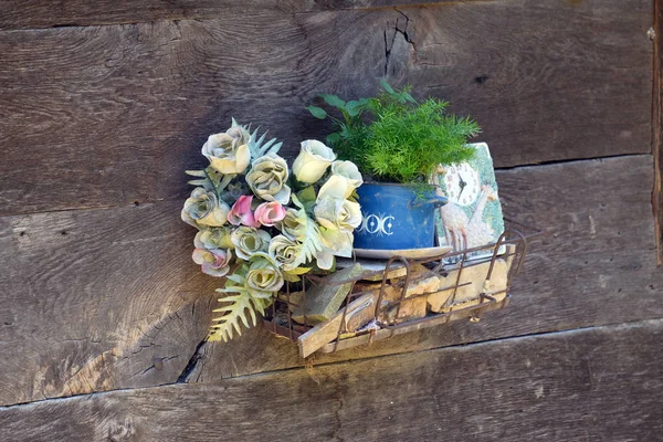 Bloemen Typische Houten Huis Het Dorp Krapje Natuurpark Van Lonjsko — Stockfoto