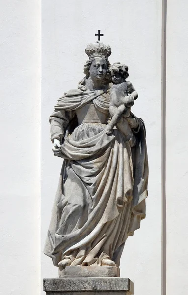 Jungfrau Maria Mit Jesuskind Auf Der Pfarrkirche Der Heiligen Nikolaus — Stockfoto