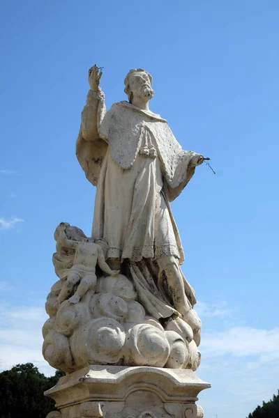 克罗地亚瓦拉日丁的内波穆克圣约翰巴洛克雕塑 — 图库照片