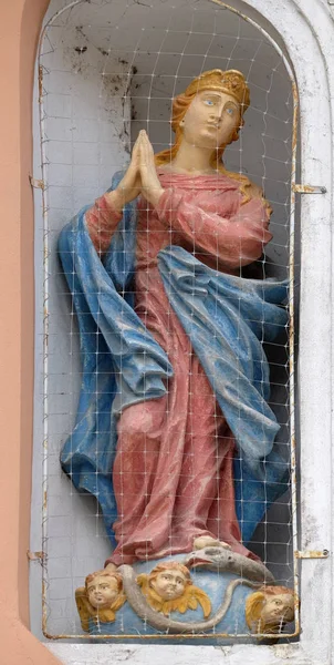 Posąg Najświętszej Maryi Panny Fasadzie Budynku Varazdin Chorwacja — Zdjęcie stockowe