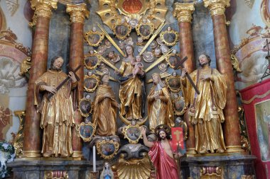 Kutsal haçın içinde Barok kilise Our Lady kar Belec, Hırvatistan altar 