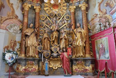 Kutsal haçın içinde Barok kilise Our Lady kar Belec, Hırvatistan altar 