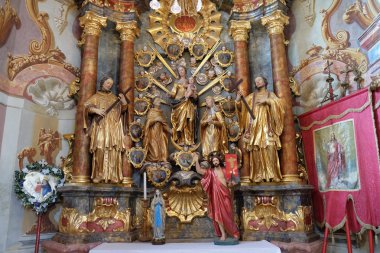 Kutsal haçın içinde Barok kilise Our Lady kar Belec, Hırvatistan altar 