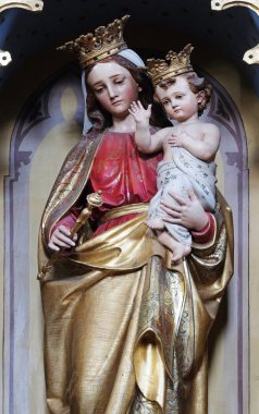 Meryem Ana ile bebek İsa heykeli Our Lady Stitar, Hırvatistan aziz Matthew kilisenin sunak üzerinde 