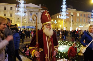 Advent Zagrep, Hırvatistan. St. Nicholas çocuk Zagrep, Hırvatistan için 26 Kasım 2016 üzerinde hediyeler vererek.