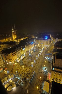 Ban Jelacic kare görünümünü akşam Noel ışıkları Zagrep, Hırvatistan ile 30 Kasım 2016 yılında dekore edilmiş.
