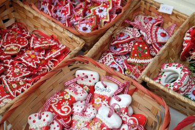 Advent Zagrep, Hırvatistan. El satan bir satıcı Noel süsleri Zagreb geleneksel Licitar kalp sembolü ile 30 Kasım 2016 üzerinde yapılmış..