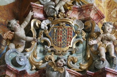 Melekler heykel üzerinde sunak olarak Barok kilise Our Lady kar Belec, Hırvatistan 