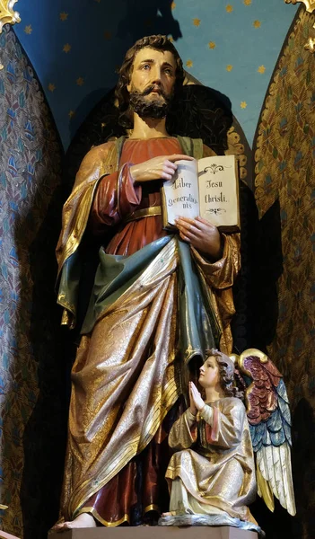 圣马修在克罗地亚 Stitar 圣马修教堂主坛上的福音传教士雕像 — 图库照片