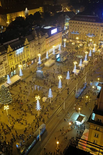 2016年11月30日 克罗地亚萨格勒布的禁令耶拉契奇广场的夜景以圣诞灯装饰 — 图库照片