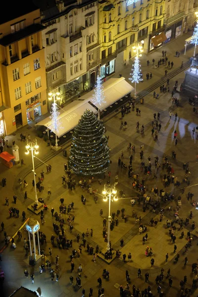 2016 日ザグレブ クロアチアではクリスマス イルミネーションで飾られた夜の禁止イェラチッチ広場のビュー — ストック写真