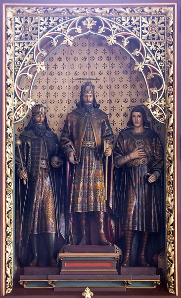 圣徒斯蒂芬 古和埃梅里克的祭坛在萨格勒布大教堂致力于玛丽的假设 — 图库照片