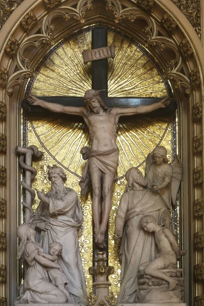 メアリーの仮定に捧げザグレブ大聖堂の聖十字架の祭壇 — ストック写真