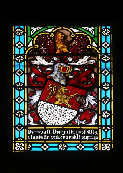 カウントのエルツ メアリーの仮定に捧げザグレブ大聖堂のステンド グラスの紋章付き外衣 — ストック写真