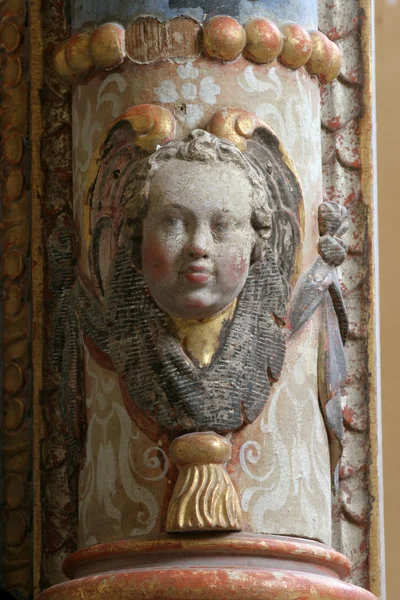克罗地亚武科沃伊圣沃尔夫冈教堂主坛上的天使 — 图库照片