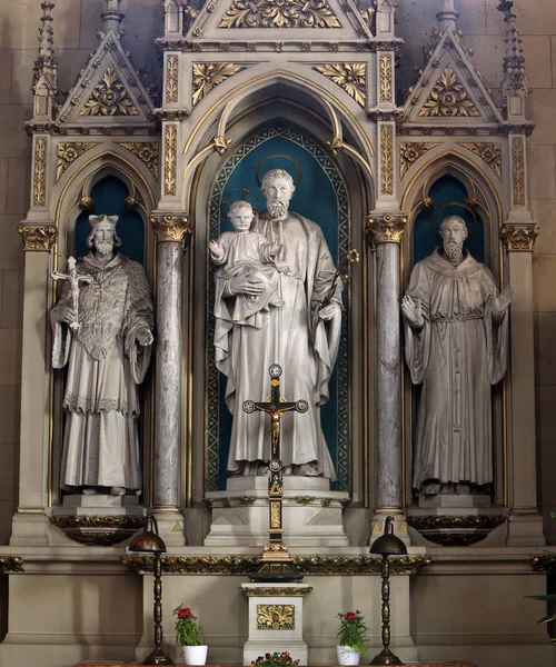 圣约瑟夫祭坛在萨格勒布大教堂致力于玛丽的假设 — 图库照片