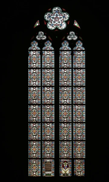 メアリーの仮定に捧げザグレブ大聖堂のステンド グラス — ストック写真