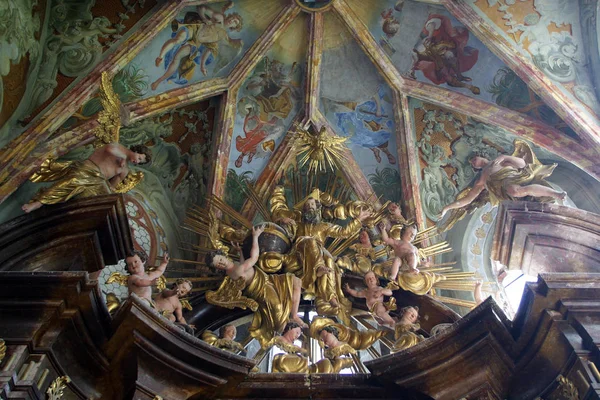 上帝的父亲包围在祭坛上的天使雕像在 Lepoglava 克罗地亚的纯洁的概念教会 — 图库照片