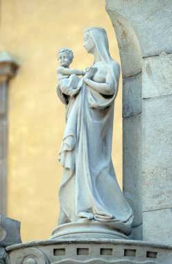 Bebek Lucca, Toskana, İtalya için ev cephesinde İsa ile Meryem Ana heykeli