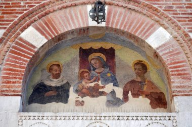 Bebek İsa ile Meryem Ana ve azizler, Lucca, Toskana, İtalya için Sant Anastasio kiliseye giriş kapısı üzerinde lunette