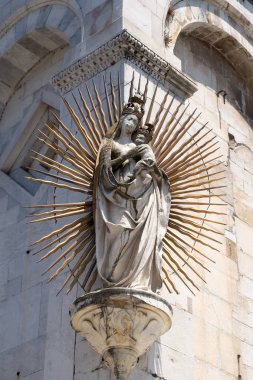Bebek İsa, Meryem Ana heykeli San Michele Foro kilise Lucca, İtalya'nın köşesinde
