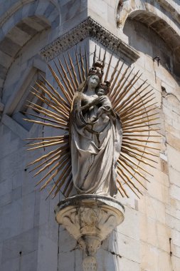 Bebek İsa, Meryem Ana heykeli San Michele Foro kilise Lucca, İtalya'nın köşesinde