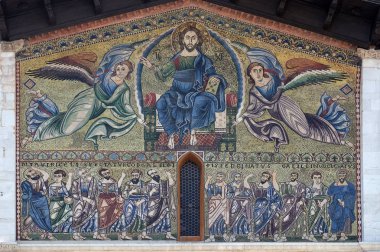 Yükseliş İsa'nın kurtarıcı ile havarilerin aşağıda, Romanesk bazilika, San Frediano, Lucca, Toskana, İtalya