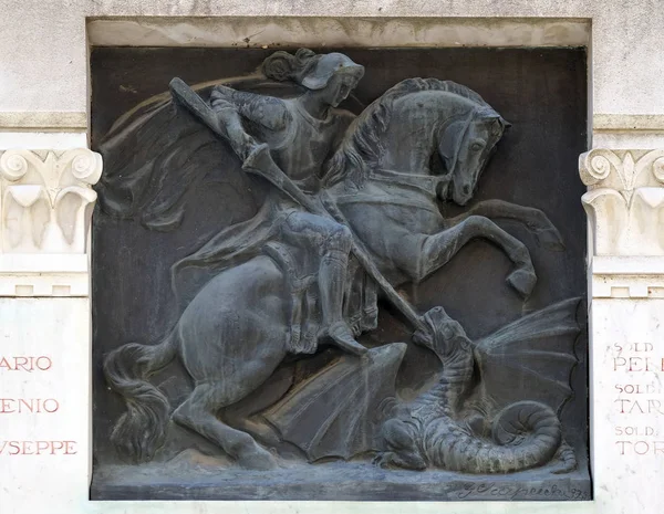 Heiliger George Erschlägt Das Drachenrelief Auf Dem Gebäude Der Stadt — Stockfoto