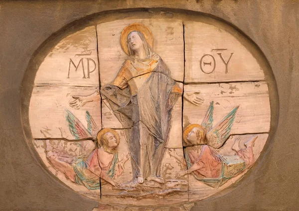 Fecioara Maria Relief Fațada Din Lucca Toscana Italia — Fotografie, imagine de stoc