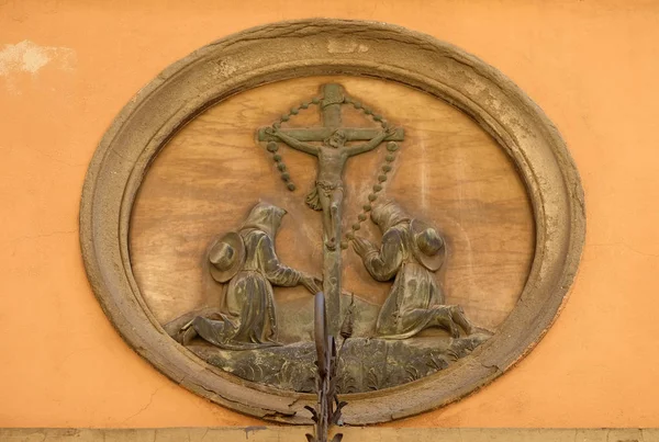 Crucifixion Relief House Facade Lucca Tuscany Italy — Stock Photo, Image