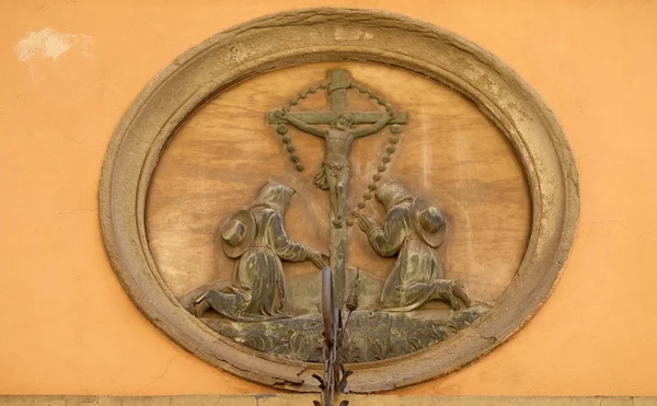 Crucificação Relevo Fachada Casa Lucca Toscana Itália — Fotografia de Stock