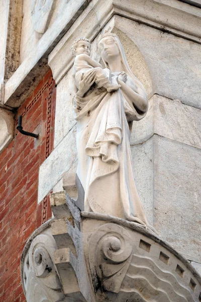 Estátua Virgem Maria Com Menino Jesus Fachada Casa Lucca Toscana — Fotografia de Stock