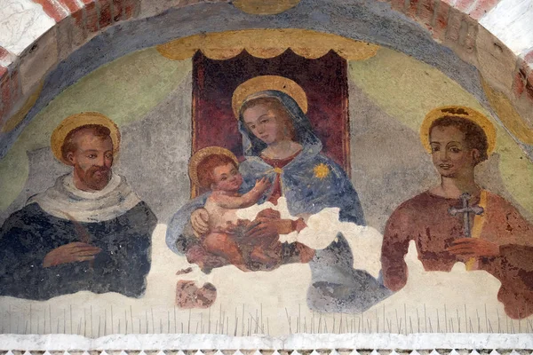 赤ん坊のイエスと聖母マリア ルッカ トスカーナ イタリアのサン アナスタシオ教会入り口のドアの上のリュネット — ストック写真