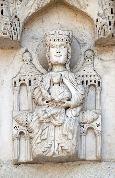 Madonna Trono Portale Della Chiesa Santa Maria Forisportam Lucca Toscana — Foto Stock